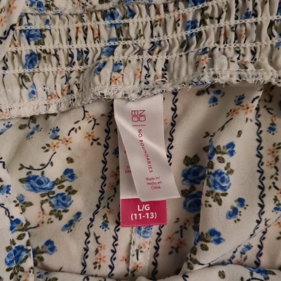 No Boundaries Floral Top / Size: L (11-13) - Picture 4 of 4